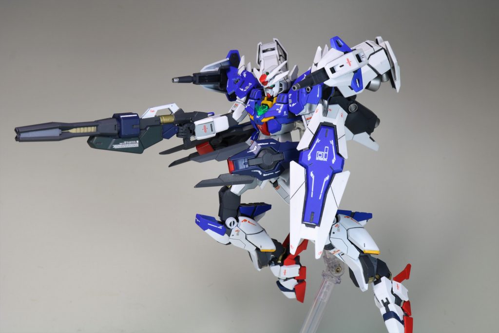 腰のとろろにもリバーシブルガンダムの腕のユニットを移植してヴェスバー風にしています。