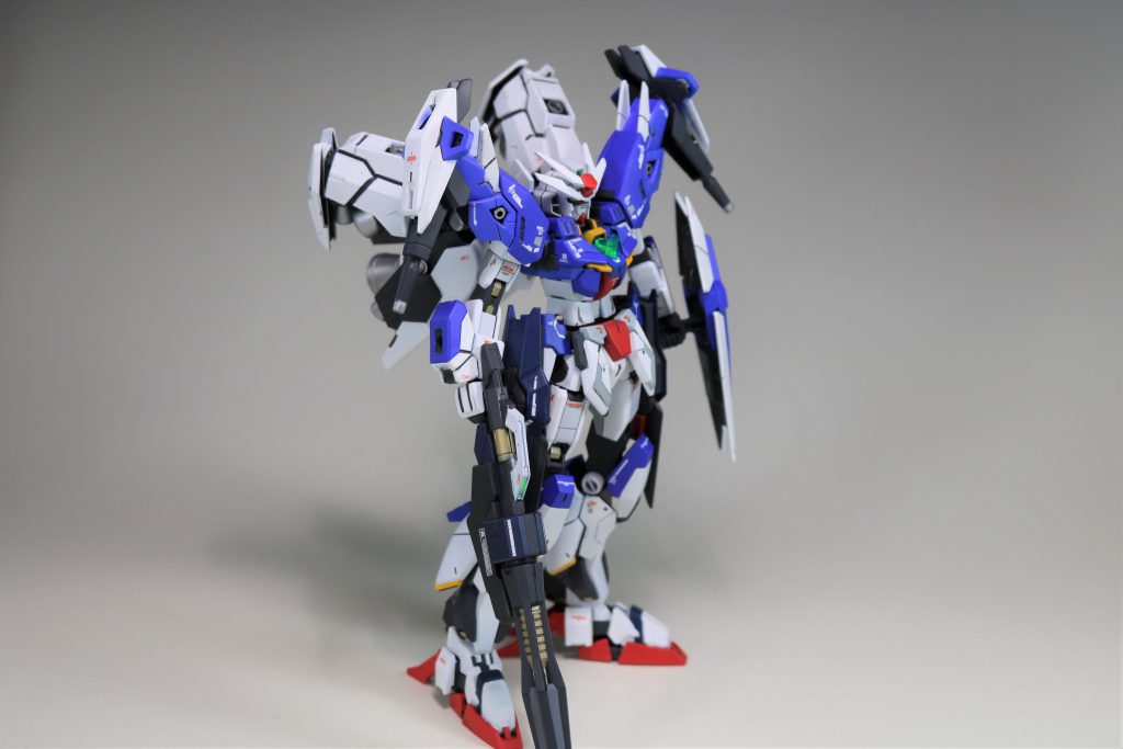 GP01フルバーニアは足にボリュームがあるので脚部のパーツは左右に角度を付けてスラスターを追加少しボリュームアップしたようにしました。