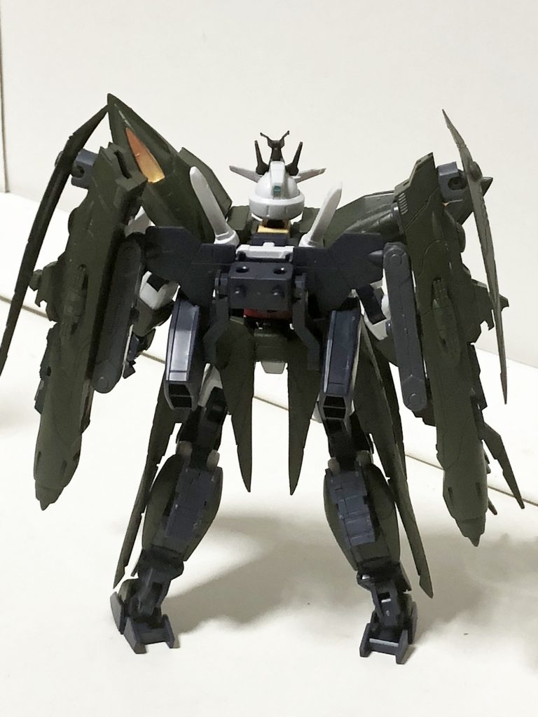 背面。
大型スラスター内にはゲシュ=タム機関のほか、
反射衛星h…もといリフレクタービットが内蔵されており
上部の開口部分から発射されるという設定。
別に穴を埋めるのが面倒だったとかそういうことではない。いいね?