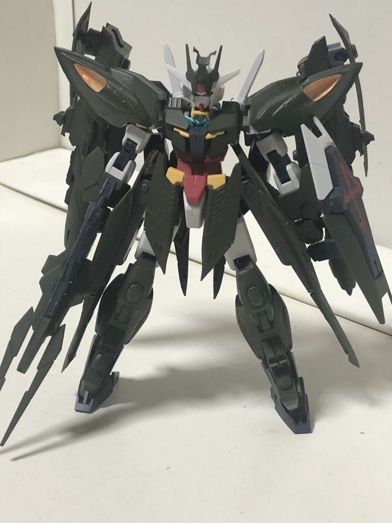 惑星モチーフにしようと思ったけど太陽系内のは
確実に公式で出るだろうからそれ以外のでなんかないかなぁ…
…とパっと思いついたのが(よりにもよって)ガミラスだったので
メカコレのガミラス艦2隻を切り貼りして作成。
コアガンダム部分にはあえて一切手を付けてない。
(スミ入れすらして無ぇ…)