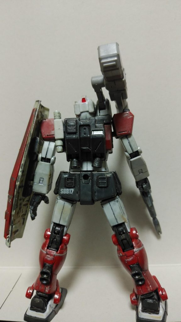 写真ではわかりずらいですがランドセルの部分にサーベル２本マウント出来るように改造しました。キャノン砲はカンダム公式の物を使い、両手ハンドパーツとビームライフル、シールドはリバイバル版ガンダムから流用しました。