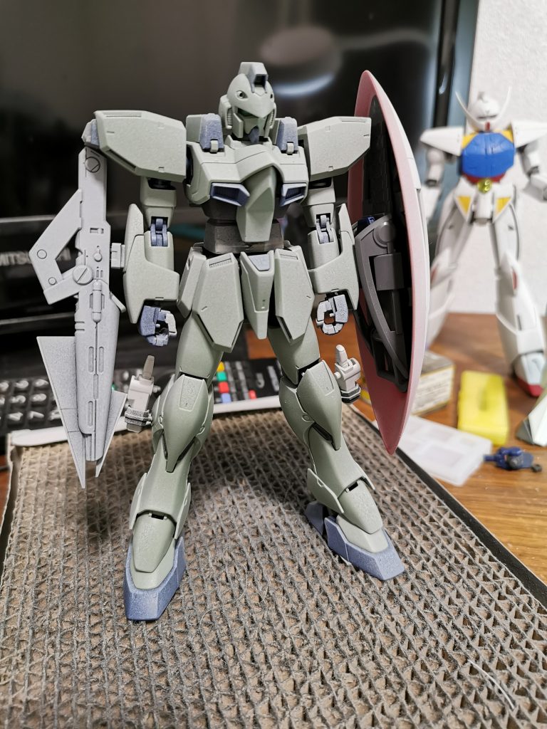 マウントしてるビームライフルはGP04のをちょん切って、エンペラ付けてます。