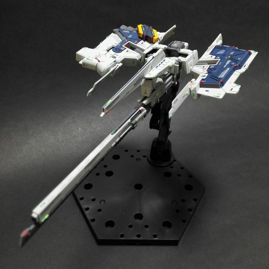 まずは通常の試作機カラーをイメージしたフルドドからです。ムックにてクロウ･ウィング･ユニットにエネルギー･パックをマウントしている画像を見つけて以来これをずっとやってみたいと思っていました(笑)。黄色が良く映えてくれて良い雰囲気に･･･因みにエネルギー･パックはHGUC ガンダムTR-1ヘイズル改から流用しました。から流用しました。