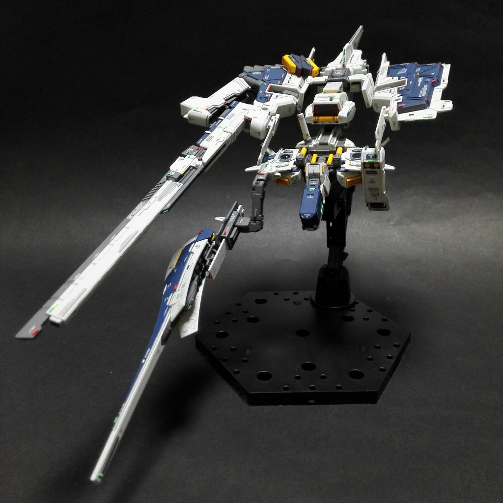 続いて右翼のクロウ･ユニットにロング･ブレード･ライフルを装備させ、プリムローズの武装もミサイル･ポッドから試作型ウィンチ･キャノンに換装した形態です。フルドドを外してシールド･ブースターを装備させればプリムローズの第1種兵装の良く見る姿ですね。