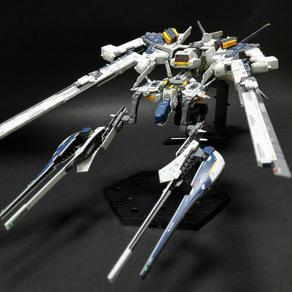 そしてプリムローズ第1種兵装系統にフルドドのGベースとロング･ブレード･ライフル×2、ギャプラン･ブースターを装備させた形態でクライマックスです。制作はもちろんですが、破損にヒヤヒヤしたり、アングルが決まらなくてイライラしたりと撮影の難しさも痛感させられた作品でした。それらしく書いてしまいましたが名称等の誤りについてはご容赦いただけますと幸いです。最後までお付き合いいただきありがとうございました。