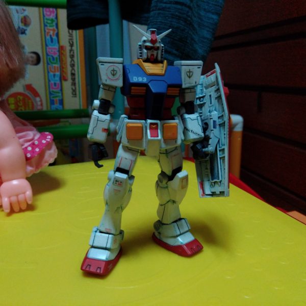 これは、実は初めてエアブラシで塗装した作品です。商店街にあったアポロって模型屋さんがもう閉店するってことで、吸い上げ式のエアブラシが半額だったの中学の時にお小遣い握りしめて買いました。そして、ガス缶使って、クレオスのキャラクターブルーとかキャラクターホワイト、キャラクターイエロー、キャラクターレッドで塗りました。やっぱり初めてエアブラシ塗装した時の感動は今でも忘れられませんね。最近のお子様は親のエアブラシ使って塗装してるのとか見ると羨ましくて仕方ないです。結構理解されない趣味なのかなって思ってて、昔は結構悩んだけど、今は別に理解してほしいとか思ってないです。この世に生まれて一人ぼっちなんてことはないんですよね、必ず僕たちのことをわかってくる人はいます。そういう人に巡り逢えただけで、人生は勝ち組なんだと思います。なんでもそうなんですよ、遊びも仕事も人間関係なんですよ。一度立ち止まってみて、周りの人に感謝の言葉とかを伝えるといいですね。