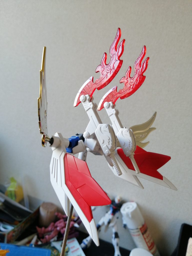 バックパック。基部と羽を繋いでいるパーツは三国伝武将の腕です。