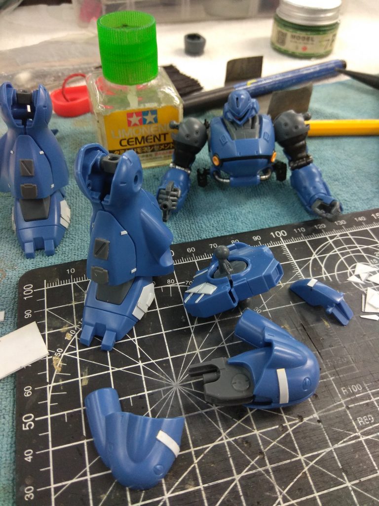 プラ板を貼りしつづ、各部の造形を再チェックする。