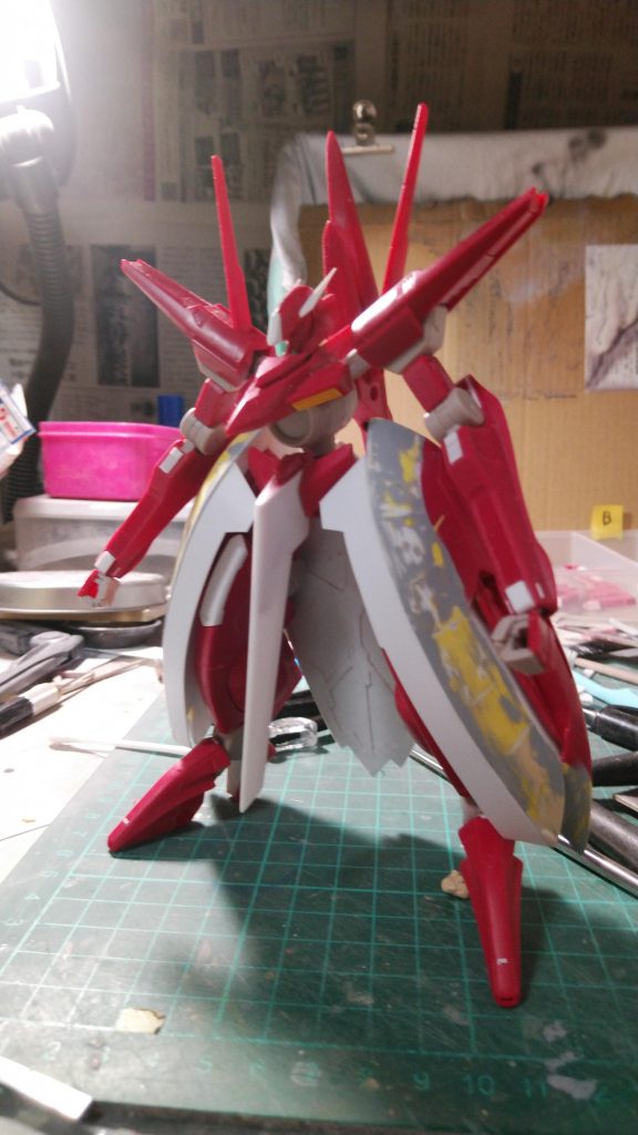 プラ板でアウトラインを決定して盛って削っての繰り返しです