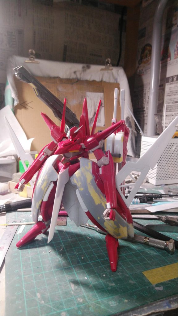 サフの一歩手前です
ここから、地獄の表面処理が始まります
特にサイドバインダーは、処理すればするほど気泡が出てくるわ、形状修正すれば割れるわで計15回、約一週間かかりました。心が折れそうでした