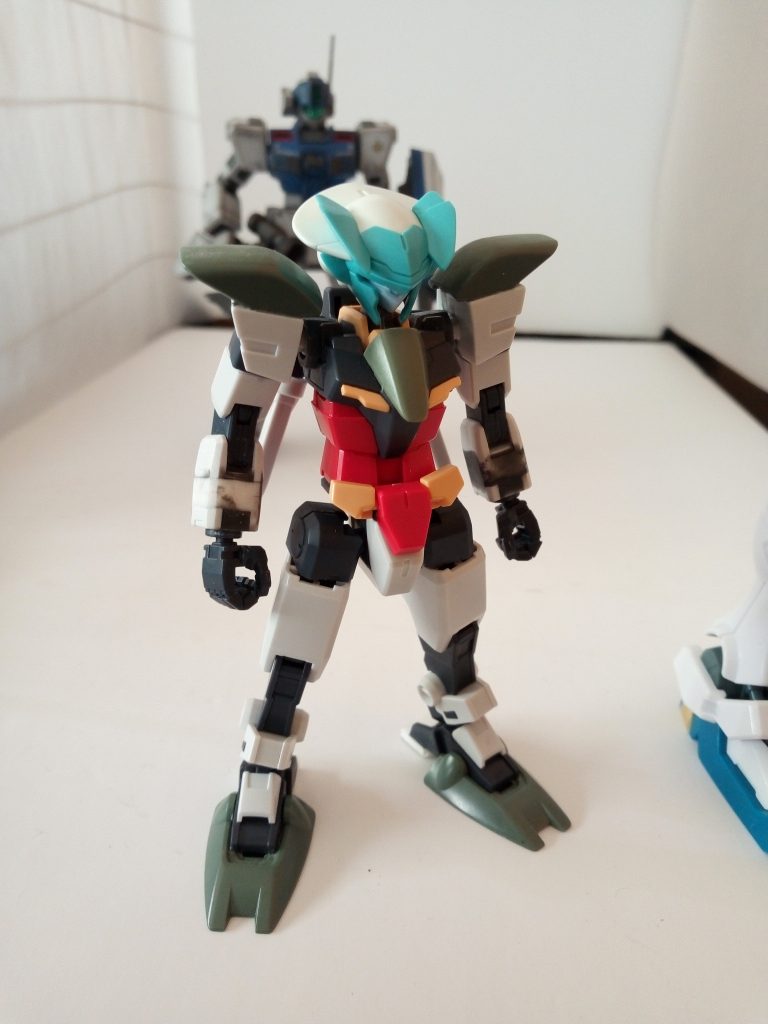 コアガンダムのボリュームアップ作業。プラバン加工は難しいですね…><;
勉強しなきゃ…
肩幅の調整は腕の根元のスライドする部分のスライド量を少なくして大き見せてます。
足はジンクスのスリッパ、かかとをプラバンで作成しました。