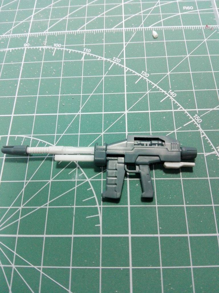 ライフルを継ぎはぎで製作、真鍮線で固定しています。