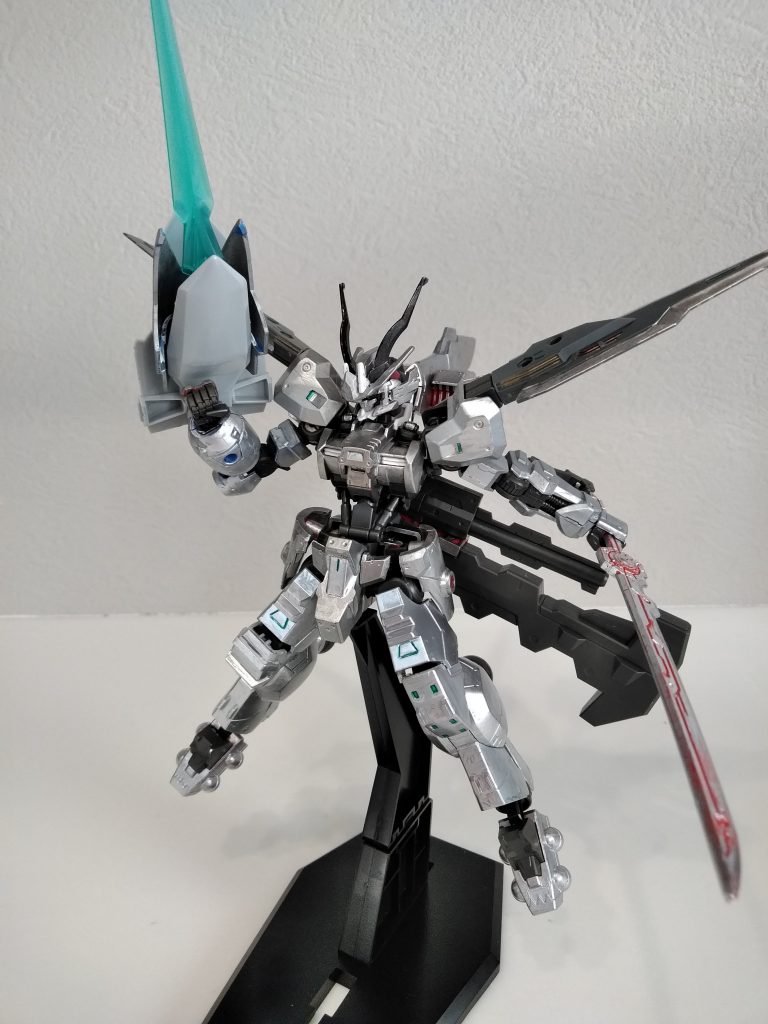 レイジスケイル
肩部に2基装備した遠隔操作多機能装備
腕部に装備し、シールドブレードとなる
ファンネルやビットのように2基を操り
多角的攻撃が可能