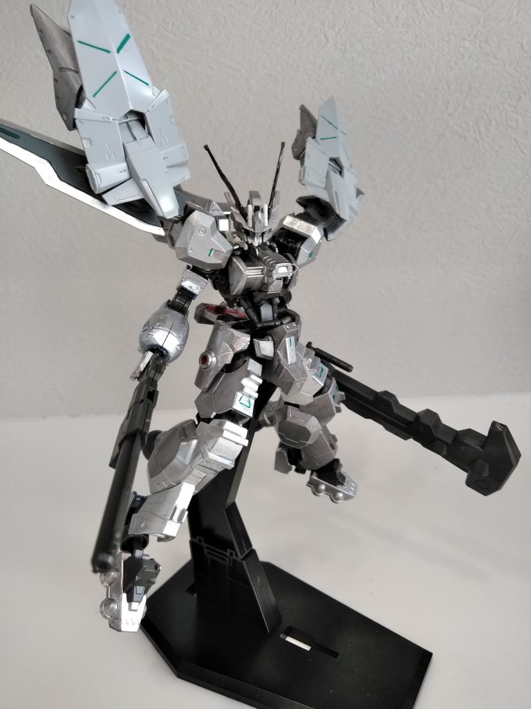 鋼のような鱗をもつ竜・ファブニールをイメージしました!