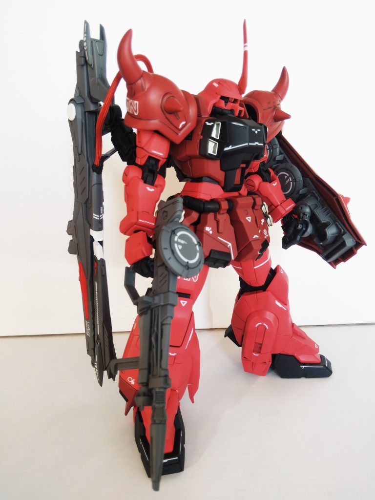 肩アーマーは元祖SDのバウンティハンターグフから。購入前から使えそうだなと思っていたのですが、ほぼ無加工(左だけダボを1mmカット)で付けられたのは驚きました。