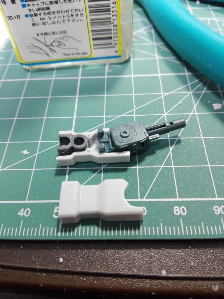旧キット下腕部にHGの可動部をねじ込みました。
グルーガンで固定しました。