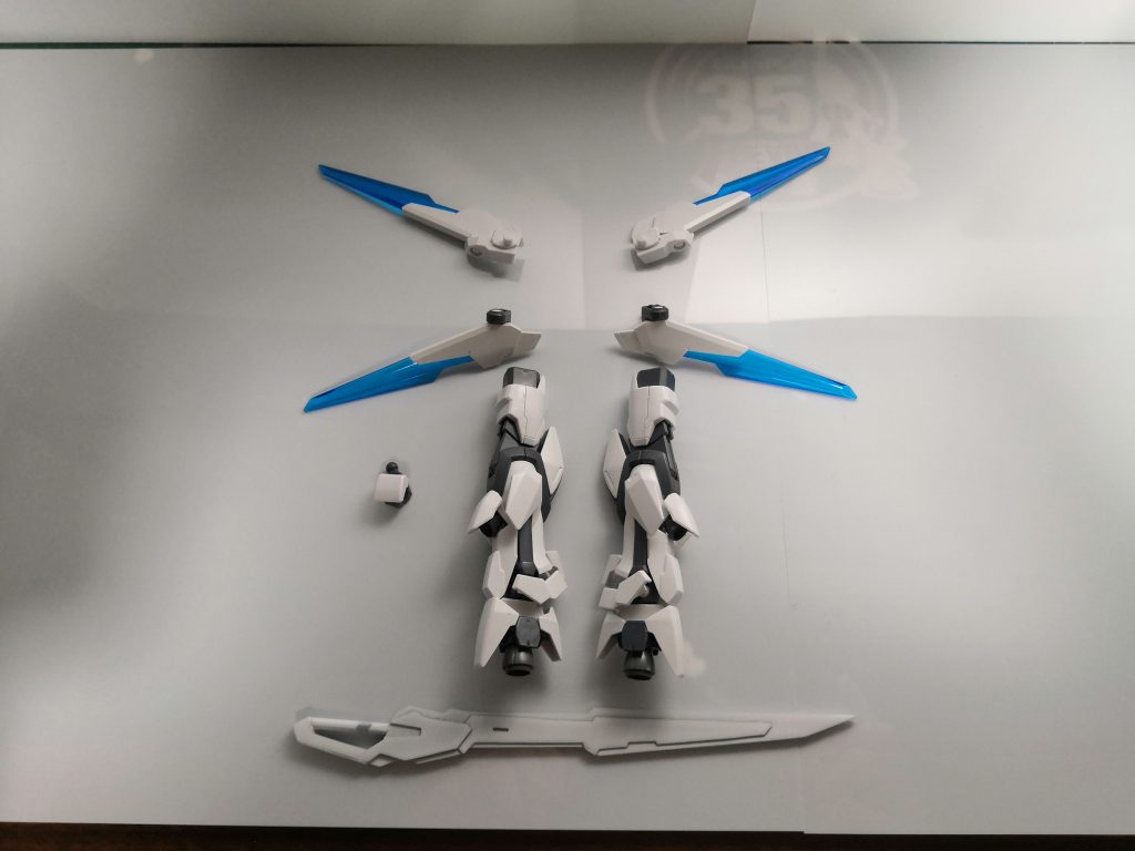 ·クリアスタビライザー×4
·手首表情付きの右手(武器持ち手)
·脚部高機動ブースター
·バスターソード(本塗装前)
の4つです。