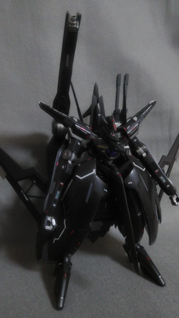 サイドバインダーはアルケーベースにプラ板を貼り付けてパテを盛って形状を出しています。バインダーの翼？はプラ板の切り出しです