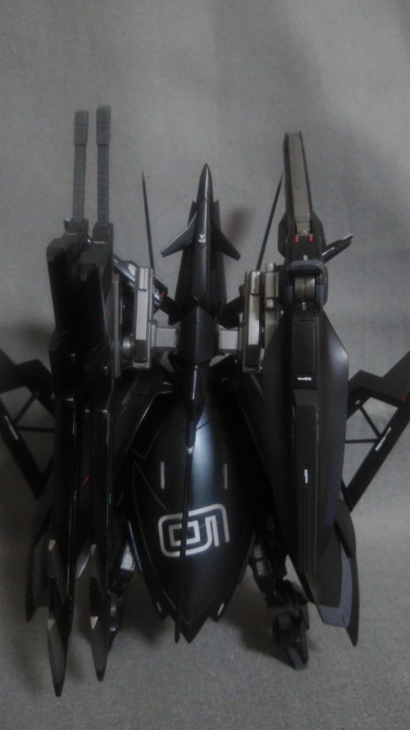 リアバインダーは、プラ板でアウトラインを出して、パテ盛りをして形状を出しています。メガランチャーも同様です。バスターソードの接続は磁石です