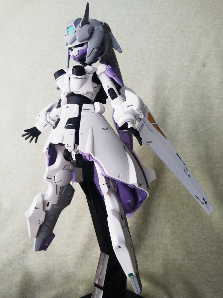 マックナイフの脚にバルバトスのカカト付けてます。胸部はガラッゾの背部パーツとコトブキヤMSGのマルイチ。