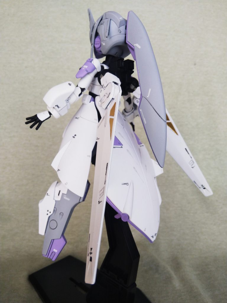 もとのポニーテール部分はスカート内に無加工で付け、代わりにジンクスのパーツを頭部にBJ接続。腕もジンクスのパーツを追加。バックパックはマックナイフ、バルバトス、百式壊(の余剰)などのパーツの組み合わせ。