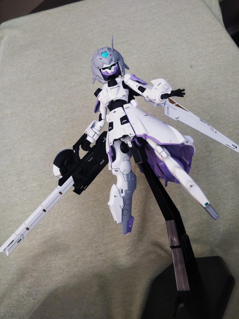 武装は鉄血オプションセットのレールガン+ゲイレール・シャルフリヒター頭部。レドームのつもりです。大きめの武器と頭部、直線的な脚部、そしてこのポーズ…ハイ、TR-6ウーンドウォートをイメージしております。