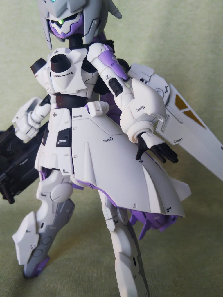 関節部分はもともと黒ではなく紫の予定でしたが黒サフ噴いたらビョーク「All Is Full of Love」のミュージックビデオっぽくなったのでそのままにしました。