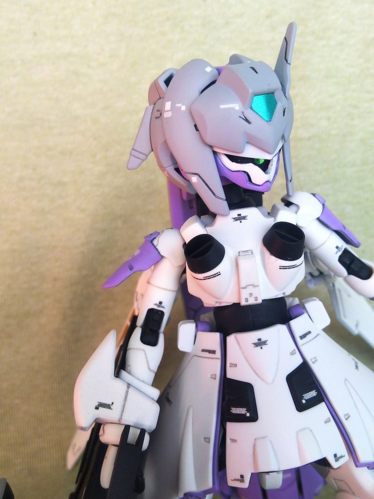 各部アップで。フェイスは破損しないよう削って、一番神経使ったところです。肩には本来のスネ部分のパーツを使っています。