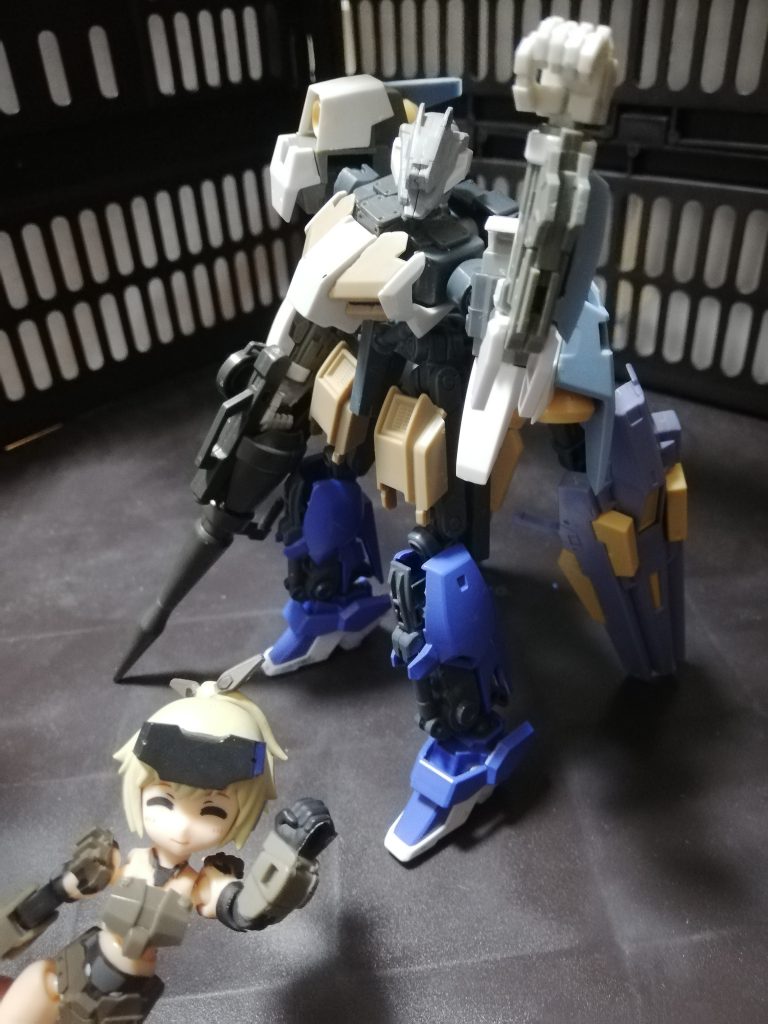 リアル形態(色は割愛)
主な武装
・ショットランサー
・セグメントライフル×4
・スラスターシールド