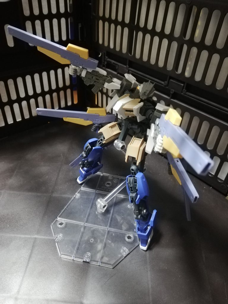 サブアームを使った4丁持ち!どことないグシオン感が………