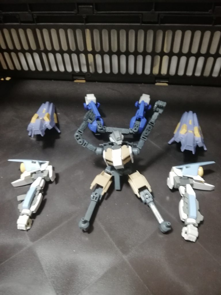 ・レッグパーツは百万式
・腕部はフレガのバーゼのバックパックから
・手首はアーキのホワイト
・スラスターシールドとセグメントライフルもバーゼから
・装甲はおなじみのフルシティ
・素体はアムアムとボルアム、照準用ヘッドにキャンペーンのパーツ