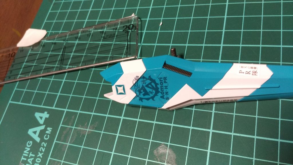 ようやく盾のデザインが決まったのですが、じつは貼るとき失敗しました。難しい。