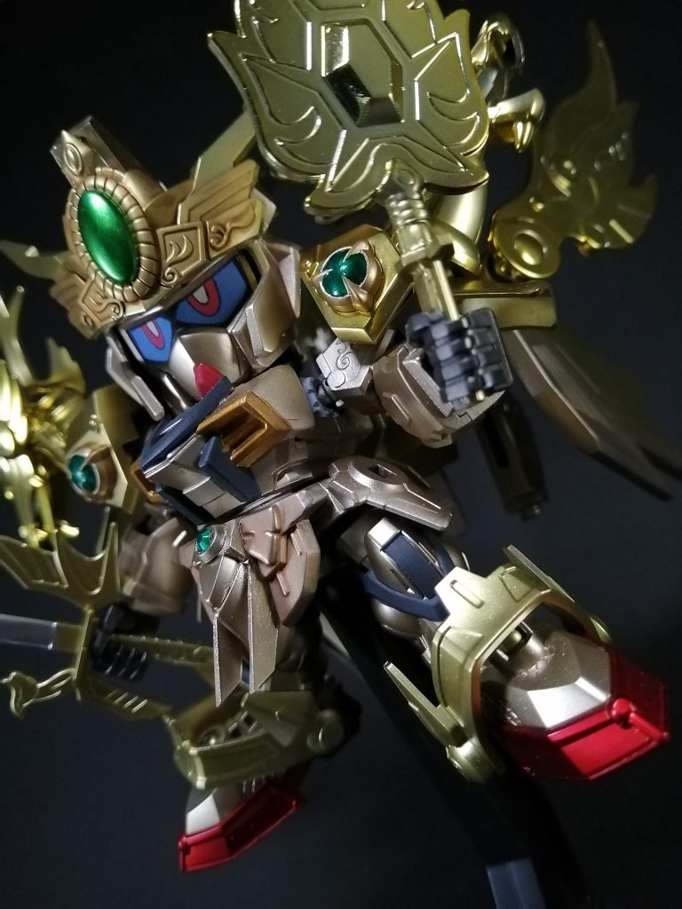 アオリ構図で大将軍のお偉い感を演出。