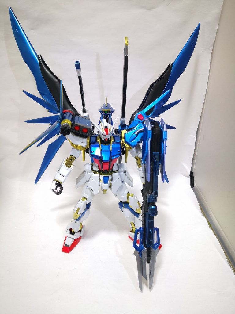 そんな訳でまずはフロントショット。主兵装がいかちぃのでアグニはオミット、デスティニーインパルスの砲塔を背負わせてます。背中の対艦刀はソードストライクのシュベルトゲベール。全てキラのパーソナルカラーの青を基調にしてます。関節はストライクフリーダムと同じくフェイズシフト関節という設定でゴールドに。