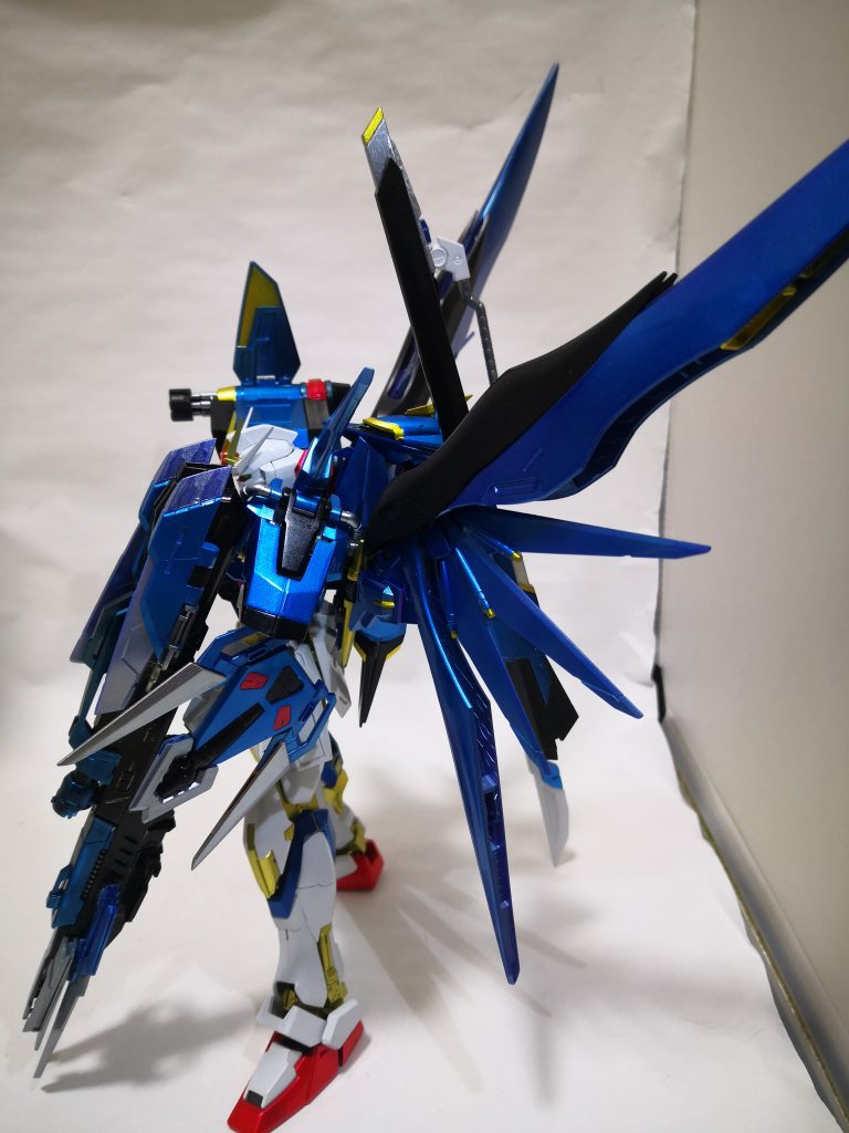 サイドから。パンツァーアイゼンにはソードドラグーンを二基。
近接戦闘ではこれをアーマーシュナイダーのように使用することも出来ます。もちろんドラグーンなので投てきしての追尾遠距離兵装としても使用可能。