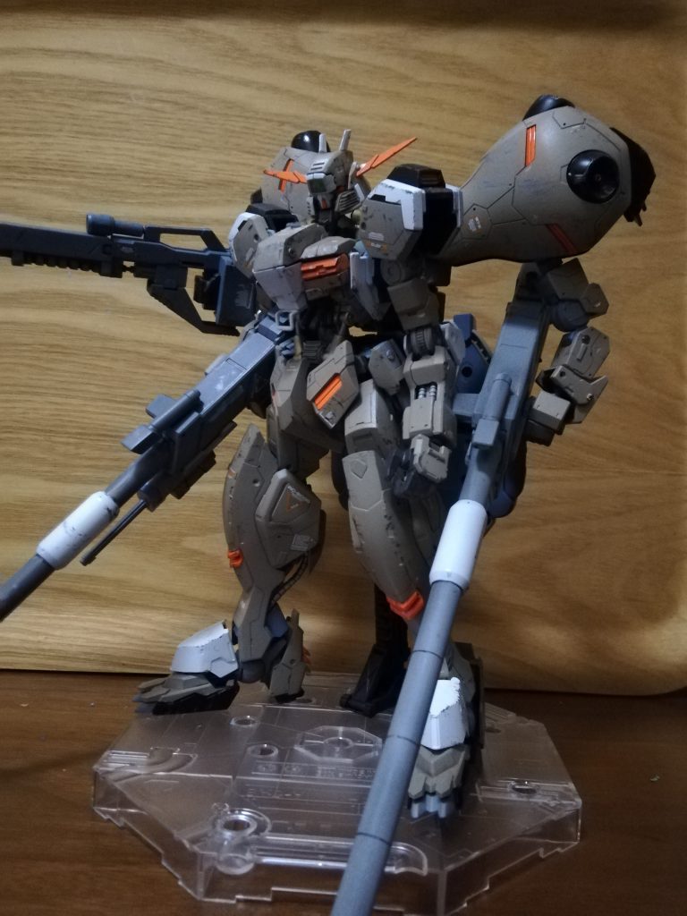 作業前も多少塗り分けを意識してマスキングなどしましたが、筆塗りがめんどうだったのか動力パイプやら装甲が単調です。