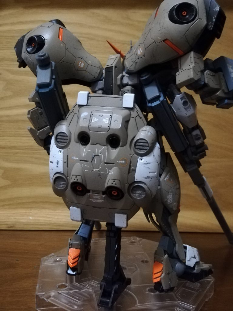 写真だと映りますが肉眼だとスジボリに入った塗料が薄く見えにくいのでスミ入れもコピックで直接やり直しました。