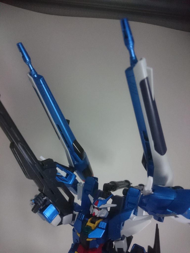 高エネルギービーム砲
バックパックに取り付けられているビーム砲