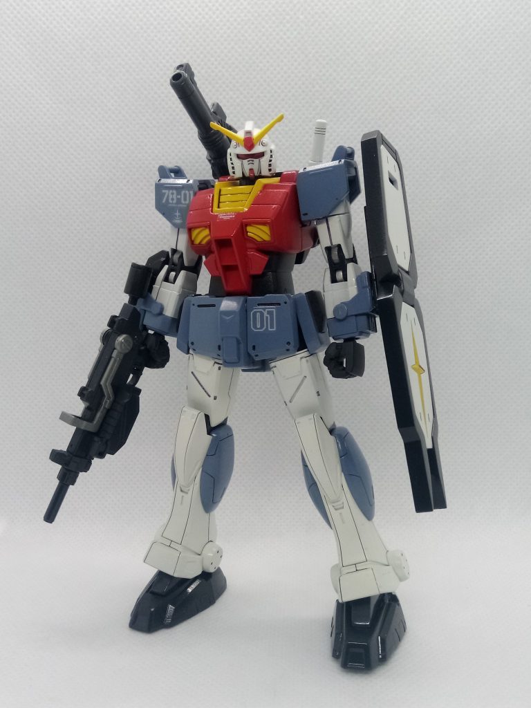 正面:コクピットハッチ両側面の装甲を貼ってフルアーマーガンダムを意識。
墨入れに灰色と紫を混ぜたものを使用。