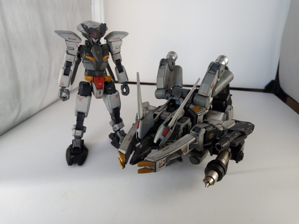 地味にコアガンダム状態もボリュームアップさせてます。
腕の長さ延長、肩幅延長、足にスリッパ履かせて肥大化。