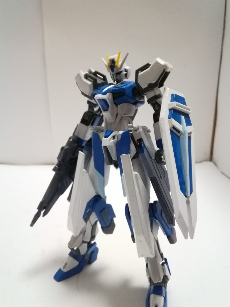 スカイストライク
軽装状態との違いは脚部に大型シールド付きのスラスターユニット
腰のレールガン、足底部です