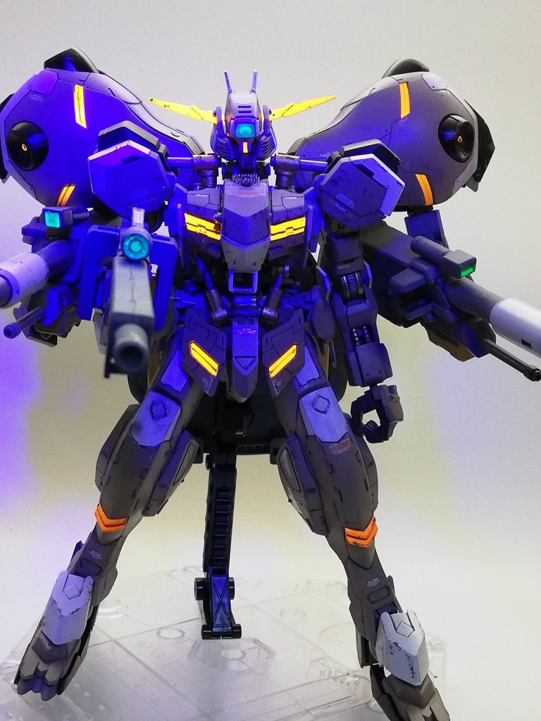 スコープ三丁とメインセンサーにはカメラが内蔵されてるような意匠を仕込みました、オレンジは蛍光塗料で光るようにしています。