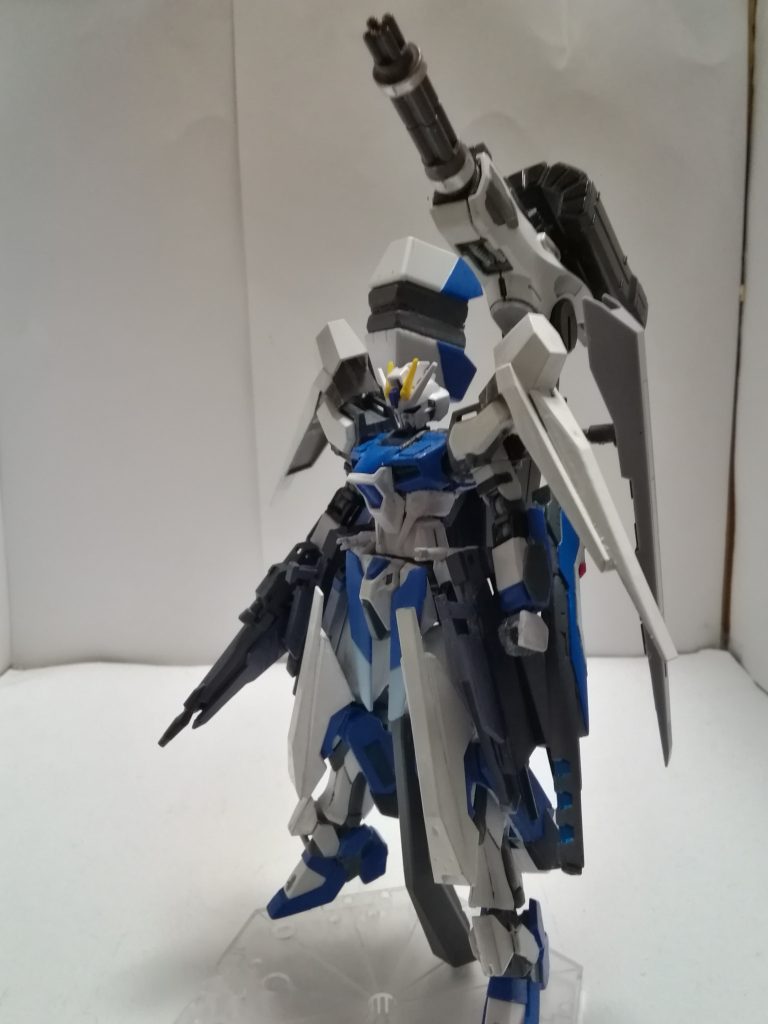 スカイストライクヘビー
スカイストライクがヘビーウェポンストライカーと陸戦ホバーユニットを装備した姿
その名の通り大型の実弾ガトリングとミサイルポッドそしてミサイルランチャーを基部の大型スラスターに取り付けられたストライカーパック
左右にはスラスター件シールドが取り付けられており大型の武装を守る役割をしている
陸戦ホバーユニットはその名の通り陸上をホバー走行するための装備
その他に両肩に大型のシールド、左腕にはチャージ式の高威力なビームライフル、腰にビームマシンガンが四丁マウントされている
スカイストライクとは一体という装備なのはツッコんではいけない