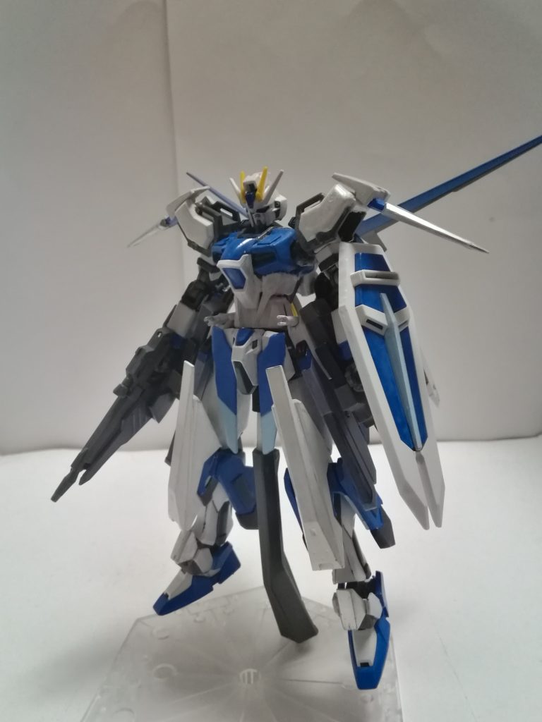 スカイダッシュストライク
スカイストライクに大気圏内高速飛行用のダッシュストライカーを装備した姿
これが基本的なスカイストライクの装備である
元となっているエールストライカーにコンテナ件スラスターユニットを追加し
スラスター全てが高出力化されているまたビームサーベルは外されている
他には肩に対ビームコーティングされたワイヤーシールドが装備されている
名前の通り先端を射出することが出来、攻撃にも転用可能だが小型故に防御力は低い