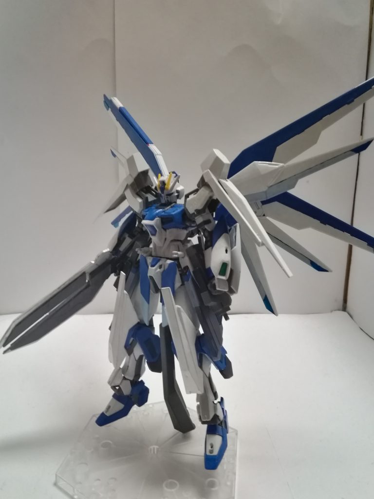 スカイウィングストライク
スカイストライクが空中でのトリッキーな行動を可能にするハイウィングストライカーを装備した姿
ハイウィングストライカー自体はフリーダムのバックパックと外観はほとんど変わらないが細部にスラスターが設けられておりそれにより大気圏内では普通はできない動きを可能にしている
両肩には大型なシールド装備しているためシールドを持つ必要が無いぶん他の武装を装備可能
両腕にはビームガン件ビームサーベルボックスが装備されているそしてそれを覆うようにシールドがつけられており攻撃、防御どちらとも可能な優れた装備である
他に敵を的確に狙うための大型センサーユニットも装備しているため
そしてなんと言ってもソードモードガンモードに変化可能な特殊ライフルを装備している
これにより射撃後すぐに近接戦闘に移れるようになっている