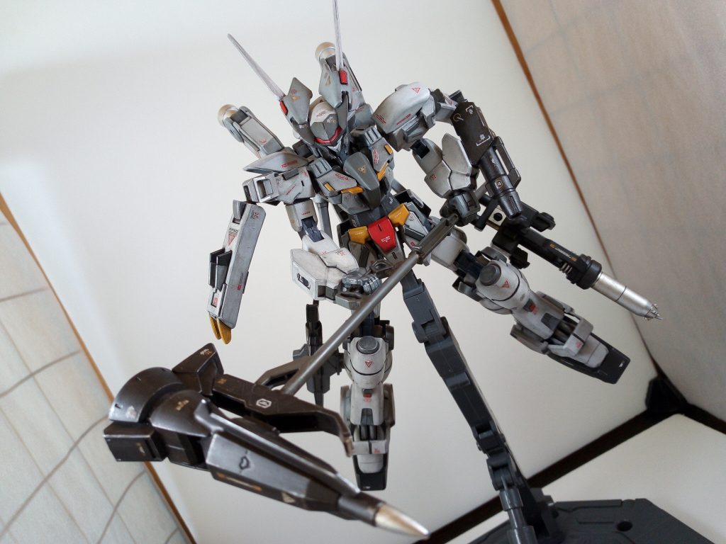 パイルバンカーは左腿にマウントする事ができます。
このサイズのハンマーなんで両手持ちさせたかったんです。