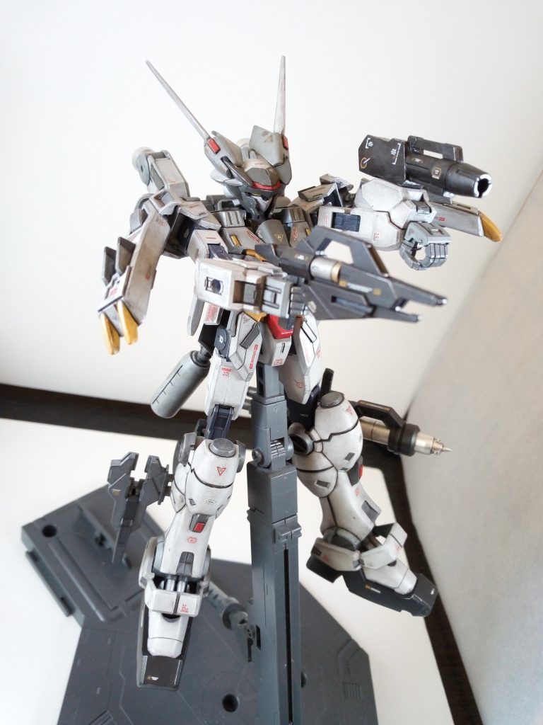 射撃武装は右腿にマウントされたショートビームライフルと左腕部のアームビームガンのみです。