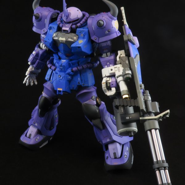 この作品、元プロモデラーの大角基夫さんに「素晴らしいグフカスタム」って褒めてもらったんですよね。本当に嬉しかったです。大角さんがまだTwitterされてる時だったんですけど、大角さんはちょっとリベラル寄りのツイートが多くて、それが嫌いな人も結構いて、批判もされてたのかな。僕はまあ、そういう個人の思想信条とかは全然自由だと思うし、そこまで気にならなかったから良かったんですけど、苦手な人やネトウヨの人は結構嫌だったのかなって思います。もう大角さんTwitterやめてて、もしかしたら別のアカウントでやってるのかもしれないけど、僕は大角さんの作品大好きなんですよね。憧れのモデラーさんから褒めてもらえたのが嬉しくて嬉しくて、今こういう気軽にネットでやり取りできる時代だから実現したことだと思う。色々誹謗中傷とか負の側面もあるけど、やっぱりネットの発展はありがたいです。