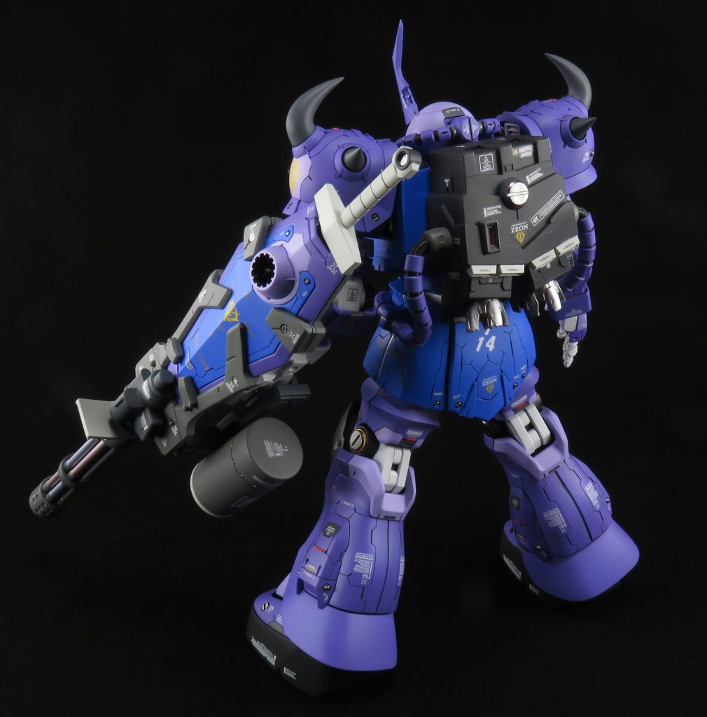 この作品、元プロモデラーの大角基夫さんに「素晴らしいグフカスタム」って褒めてもらったんですよね。本当に嬉しかったです。大角さんがまだTwitterされてる時だったんですけど、大角さんはちょっとリベラル寄りのツイートが多くて、それが嫌いな人も結構いて、批判もされてたのかな。僕はまあ、そういう個人の思想信条とかは全然自由だと思うし、そこまで気にならなかったから良かったんですけど、苦手な人やネトウヨの人は結構嫌だったのかなって思います。もう大角さんTwitterやめてて、もしかしたら別のアカウントでやってるのかもしれないけど、僕は大角さんの作品大好きなんですよね。憧れのモデラーさんから褒めてもらえたのが嬉しくて嬉しくて、今こういう気軽にネットでやり取りできる時代だから実現したことだと思う。色々誹謗中傷とか負の側面もあるけど、やっぱりネットの発展はありがたいです。–2枚目/制作者：ジャンボタニシ