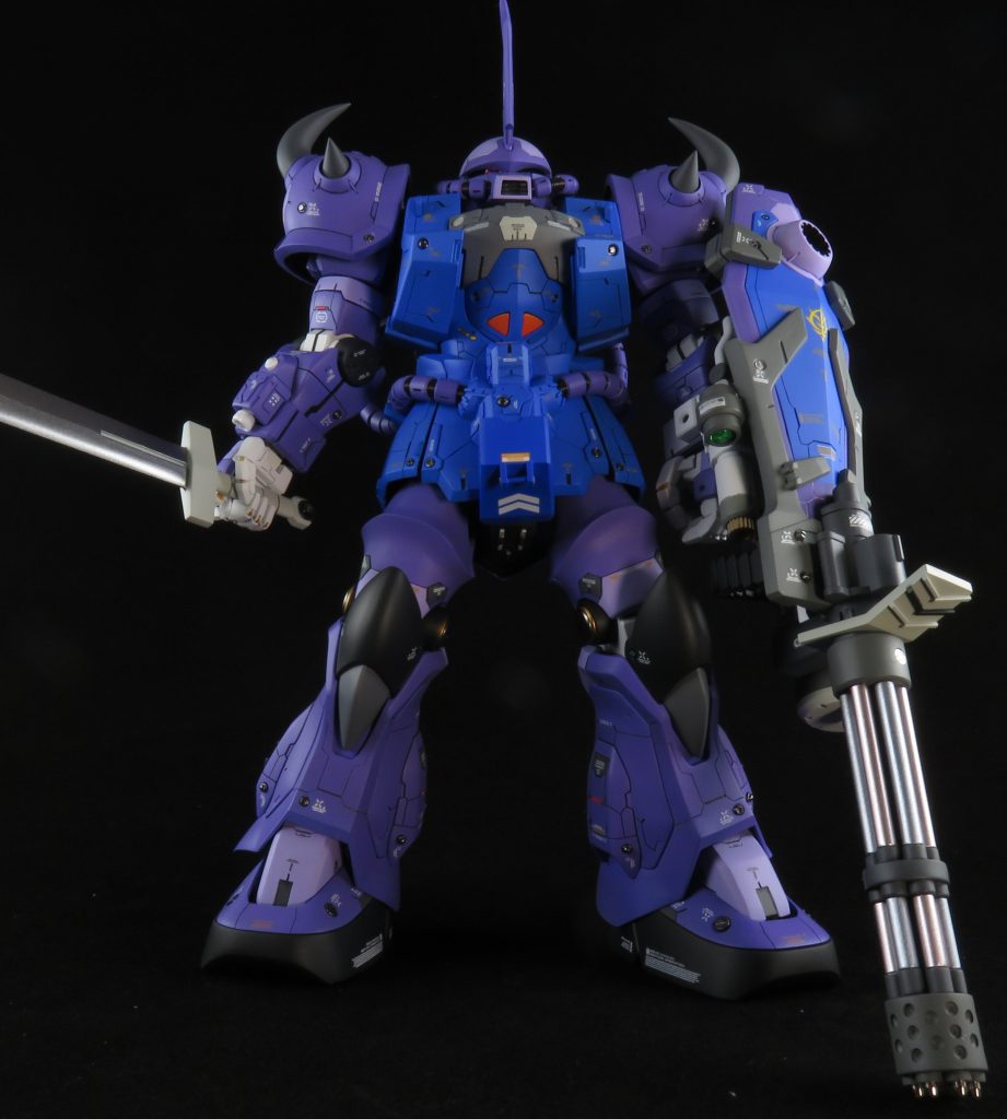 この作品、元プロモデラーの大角基夫さんに「素晴らしいグフカスタム」って褒めてもらったんですよね。本当に嬉しかったです。大角さんがまだTwitterされてる時だったんですけど、大角さんはちょっとリベラル寄りのツイートが多くて、それが嫌いな人も結構いて、批判もされてたのかな。僕はまあ、そういう個人の思想信条とかは全然自由だと思うし、そこまで気にならなかったから良かったんですけど、苦手な人やネトウヨの人は結構嫌だったのかなって思います。もう大角さんTwitterやめてて、もしかしたら別のアカウントでやってるのかもしれないけど、僕は大角さんの作品大好きなんですよね。憧れのモデラーさんから褒めてもらえたのが嬉しくて嬉しくて、今こういう気軽にネットでやり取りできる時代だから実現したことだと思う。色々誹謗中傷とか負の側面もあるけど、やっぱりネットの発展はありがたいです。–3枚目/制作者：ジャンボタニシ